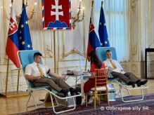 Darovanie krvi na prezidentskom palci